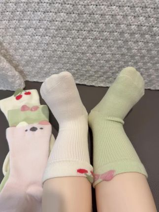 挖到宝!五朵棉婴儿袜软到心巴上👶 五朵棉这款春秋宝宝袜,真的长在老母亲审美上!A类标准超安心,给娃贴脚穿完全问题 夸夸手感!摸起来软软糯糯的,像把云朵穿在脚上,宝宝第一次穿就乖乖伸脚,完全不抗拒。上脚巨舒服,还特别透气,春秋穿一整天,小jiojio都是干爽的,不会闷汗。 卡通图案超可爱,男宝女宝款都有,搭配连体衣、小鞋子都很吸睛。而且弹性超棒,松口设计不勒腿,胖宝也能轻松驾驭~ 已经囤了2组换着穿,每次穿都被夸袜子好看,颜值和实用性双在线,宝妈们闭眼冲!#五朵棉 #宝宝袜子 #婴儿袜 #袜子 #袜子穿搭