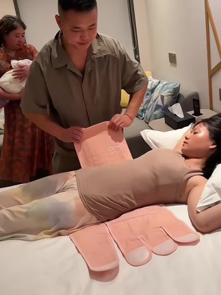妈妈们 生完宝宝是恢复身材的黄金期,产后如何正确的使用收腹带,提前叫老公学起来,每天使用5~6个小时,饭前减下来,饭后绑上去晚上睡觉不要绑#产后宝妈 #只有宝妈才懂吧 #待产包必备 #孕期囤货