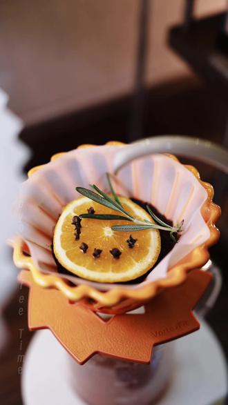 警告💥这是一杯邪修热红酒手冲,正经人勿点! 邪修手冲,万物可冲。
随手乱调贼好喝!
🍷热红酒材料:
- 香料部分:肉桂1根、迷迭香1段、肉蔻1个、丁香15个、香叶5片
- 水果部分:苹果1个、橙子1个、柠檬1个(为了视频好看保留了橙子皮,自己操作时,记得去皮,避免苦涩)
- 冰糖 15g
- 红酒 750ml
☕️手冲方案:
🔸滤杯:Cocinare 超跑系列 AIR Pro GT( 快速稳定的水流分布,火山型设计, 减少通道效应,增加粉层均匀萃取,带来更高的萃取效率。)
🔸咖啡豆:lebunna红卡花魁XS 16g(经典浅烘日晒埃塞豆,花果香足,与热红酒的水果更搭配)
🔸水粉比:1:16
🔹一段:50g水,闷蒸30s,充分激活咖啡粉层
🔹二段:100g热红酒,绕圈注水
🔹三段:100g热红酒,高水位浸泡粉层。
#咖啡日常 #煮红酒 #今天你喝咖啡了吗 #生活美学 #创意饮品