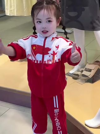 国庆节马上到了,婆婆提前给孙子孙女买了一套休闲运动中国红三件套,又国潮又喜庆,儿子穿上喜欢的不得了#萌娃 #谁穿谁好看 #儿童运动套装#国庆 #童装上新
