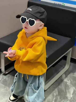 给宝宝选的这套卫衣套装真的太好看了,阳光可爱的样子,这个颜色也特别的衬肤色,质量舒适柔软,宝宝穿着非常舒服,而且这个价格也还不贵,喜欢的妈妈们赶紧下单一套给你家小可爱吧!#童装 #潮童穿搭 #每日童装穿搭分享 #回头率爆棚 #国庆节穿搭 @抖加🔥上热门🔥dou+🔥热点宝 @DOU+上热门