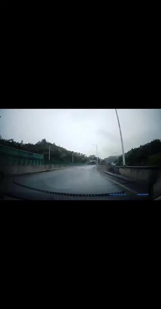什么参数可以知道你的车高速稳不稳? 车重*扭矩越大越稳#暴雨天气出行安全 #暴雨涉水行驶一定要小心 #下雨天安全第一 #雨雾天安全驾驶 #雨天安全出行