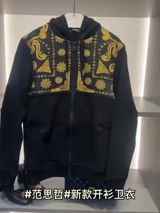 #范思哲Versace#男士开衫卫衣外套连帽款巴洛克风黑金老花尺码全特价折上折#购物分享#好物推荐🔥#爆款热卖中