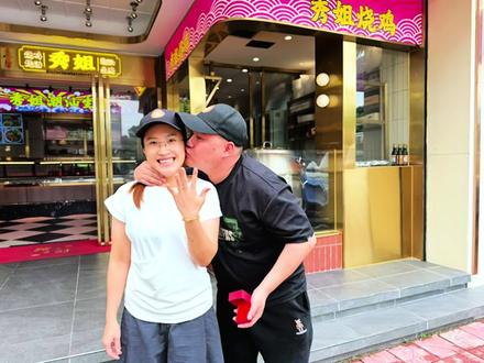 与你,鸡王!平时有吵有闹,但还是材米油盐平静了我们,爱不是一句简单的海誓山盟,而是我们无数个平淡日夜里的同甘共苦!”幸福不在别处 当下即是全!#520结婚纪念日