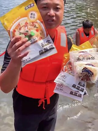 大表哥家的黑鱼金汤酸菜鱼,采用活黑鱼鲜切,鱼肉鲜嫩爽滑,肉质紧实Q弹,味美汤鲜,酸辣爽口,味道独特嘎嘎好吃又下饭!喜欢吃酸菜鱼,又嫌麻烦的家人们,赶紧试试这个简单又方便的黑鱼酸菜鱼,老人小孩都爱吃,趁现在活动赶紧囤货啦!吃饭没胃口的时候,随时来一份金汤酸菜鱼,真的太过瘾了!#好吃不贵经济实惠 #酸菜鱼 #妈呀太香了 #好吃到停不下来 #超便宜超划算