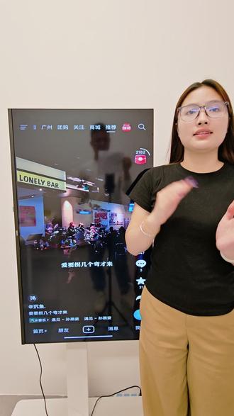 直播大屏还能竖屏?投屏无延迟太香了! 屏幕90°旋转轻松切换横竖屏,搭配移动支架想放哪就放哪,直播弹幕看得清,互动超顺畅~#国货 #智能家居 #家电 #电视 #这才是我春天该有的样子
