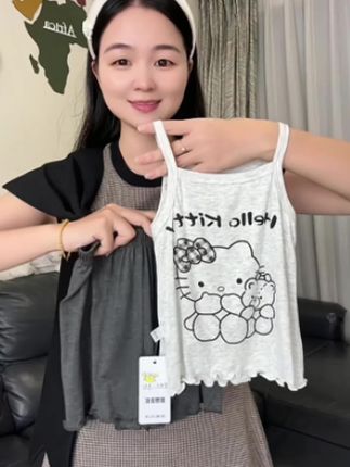 夏天到了,快给家里的小公主安排一件这样的女童吊带吧!它是莫代尔的面料,非常的柔软舒适,而且透气性很好哦,穿上后不会感到闷热,很适合夏天穿。同时它的版型设计也很棒,可以轻松搭配各种裤子裙子,非常百搭,赶快点击下方链接购买吧!#萌娃穿搭 #便宜又好穿 #生女儿就是用来打扮的 #骗你生女儿 #高品质童装