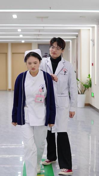 #护士 我趣!这就是壁咚吗?#医院趣事 #护士懂护士