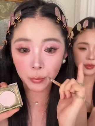 家人们,这个高光桃花源绝了!它是那种很清透的膨胀色,可以用来提亮眼头、鼻头和嘴角,让面部更有立体感。而且还能打造出一种清冷又纯玉的感觉,真的太美了!它的粉质也很细腻,不会飞粉,上脸后有一种自然的好气色感,简直爱不释手啊!#美妆 #高光修容 #美妆美妆 #化妆技巧分享@DOU+小助手 @DOU+好生意