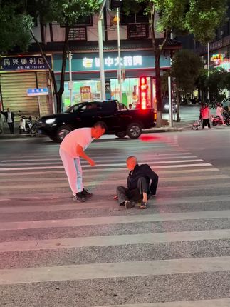 一位精神矍铄的“老小伙子”,毫不犹豫地扶起了一位摔倒的老人。这个画面既温暖,又打破了“老人是弱势群体”的单一印象,体现了“老有所为”和互助的精神。#正能量视频 #麻阳龙舟 #扶摔倒老人