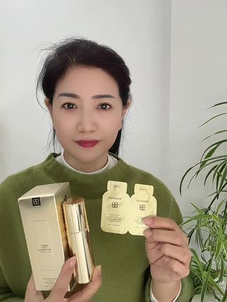 姐妹们,这款日不落持妆粉底液一定要试一试,没用过这么好用的粉底液,不假白不氧化不暗沉,主要是特别持妆,一天下来妆感越来越好!#超好用的粉底液 #自用推荐