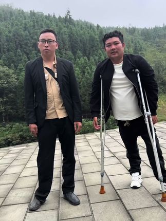 家有千万 就怕有人背药罐罐 #在我身边的这位大哥,他家是彝良县的, 曾经是百万富翁的家庭, 门口是在他父亲生病之后竭尽全力的医他的父亲最后人财两空, 父亲安排了之后又发现女儿得了白血病, 所以一个家庭就此落败, 这就认真了人三穷三富不到老, 他来找到三兄弟,希望三兄弟能够教他开直播, 在经过我们的报道之后我的粉丝也纷纷地伸出了援助之手, 昨天给他筹集了500米,希望他们早日度过难关, 如果有好心人看待此视频给他打包加油点个赞#原创视频 #上热搜
