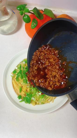 火遍全网的肉酱蒸土豆丝你一定一定要去做,做法简单,酱香味浓郁,真的超下饭,拌个米饭,夹个馒头无敌好吃#土豆的神仙吃法#巨下饭的肉酱蒸土豆丝教程#村驴老师#下饭菜#蒸土豆丝@DOU+小助手 @DOU+上热门