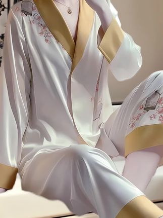 《新中式冰丝家居服:把江南庭院的雅致穿在身上》 是谁还没拥有这套美到心坎里的新中式冰丝家居服?丝绸般滑溜溜的质感,贴肤就像被云朵温柔裹住,舒适感直接拉满!暖黄色包边搭配雅致花卉图案,国风韵味狠狠拿捏,宅家时仿佛置身于烟雨江南的庭院,仪式感与氛围感双双在线。不管是慵懒宅家的松弛时刻,还是睡前的温柔时光,穿上它,幸福感瞬间爆棚,让你在家也能不动声色地美出高级感~#一套好的衣服可以让你不动声色的美#冰丝睡衣 #舒适度高的睡衣推荐#美出高级感 #在家也要美美哒