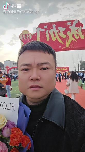 成人礼上瞬间感动,当孩子向父母鞠躬时,令多少家长扛不住眼泪,瞬间泪目,泪目欣慰又心酸,抚养长大走到这一刻不容易,18岁是人生新起点,18载青春瞬间过,今朝成人礼 愿你前程似锦,未来可期!
