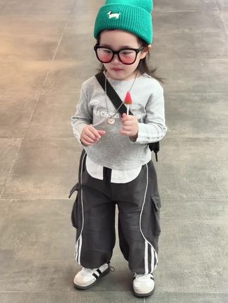 在遇见你以后 我有机会重新养一遍小时候的自己 那个怕黑的小孩得到了陪伴 那个爱犯错的小孩得到了原谅 当那个我们都喜欢而小时候舍不得买的东西 放在你手心我一下子拥有了三份快乐 一份是因为你 一份是看着你的我 一份是来自遥远的小时候 #我的女孩👧🏻#骗你生女儿 #潮童穿搭 #韩系童装女宝 #酷女孩穿搭