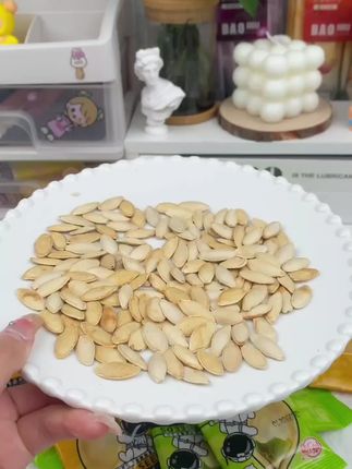 这个东西我劝你们别买太多,因为真的太好吃了,根本停不下来啊!它就是我们家的明星产品——新疆美人甲南瓜子,你看这长得像不像美人的指甲?而且都是今年的新货,每一颗都长得这么漂亮,吃起来也是超级香的,越嚼越上瘾,喜欢的朋友赶紧下单试试吧!#南瓜子#好吃又解馋 #大人小孩都爰吃
