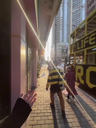 20岁的我来到了香港… 这次的旅行我看到了许许多多,精通各国语言的同龄人 世界各地的外国人 各行各业的精英 以及社会底层的他们 慢慢的 从我的察言观色中,意识到他们在香港生存已经很了不起了 更别说香港的人中龙凤可以说越来越割裂 逛着逛着我突然琢磨着穷游的意义到底何在…… 或许穷游意义在于,我要用繁华的城市羞辱我自己,知道“钱”的概念; 知道买个房要攒多久 买个车要攒多久 开个门店要攒多久 生活成本需要多高 对于以上的潜在信息我需要认识更多更多的人,了解不同人的思维;我要多和别人沟通,了解我的内心和别人的内心,同时锻炼我沟通能力。穷游是场学习,不仅仅是星空流星,划过就过,香港的每一寸土地都飘着金钱的味道 出去玩了这么多次 见了这么多次世面 除了自身思想上有了变化外好像也没别的了… 对于实际并没有上升变化 真如网上说的少年游?好吧..我受够了.香港只逛了一半 我就走了 我已经弄清了自己想要什么了 .麦子熟了我也该回家了 就让下次更好的我 把剩下的路走完..#香港