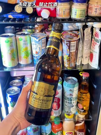 好看颜值好高的百威黑金啤酒,大夏天来一杯,真的太合适了!#百威 #百威黑金 #啤酒 #啤酒推荐 #好喝
