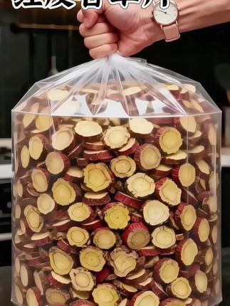 红皮甘草片 红皮甘草片,裹着层暗红外衣,边角带着自然的褶皱,像藏着草木生长的故事。取一片放嘴里,初嚼带点微苦,慢慢化开,甘味便丝丝缕缕漫上来,清清爽爽的,不浓不烈。 泡进温水,汤色浅浅泛黄,飘着淡淡的草本香,喝着润口舒服;煮糖水时丢几片,甜意里添了份清润;闲时含一片,那股自然的甘润在舌尖流连;配茶时丢两颗,苦涩与清甜交织,简单却让人觉得妥帖,是藏在日常里的一抹温和滋味。#红皮甘草片 #甘草片泡水 #甘草片