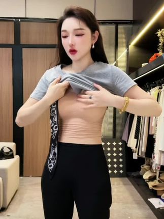 #高级感穿搭 #优雅气质 #面料柔软舒适 #高级感穿搭 #优雅永不过时 2025夏季【丝巾T】新款时尚百搭侧摆配丝巾特色时尚小众设计正肩T恤