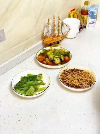 夏天到了,剩饭剩菜容易招惹苍蝇蚊虫,这款菜罩就派上用场了,镂空设计,层层叠加,还可以当水果盘,宝子们赶快入手吧#厨窗好物分享