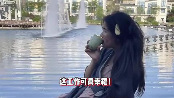 景区“女乞丐”NPC走红!游客争相投喂零食堆满缸,网友:这工作太幸福了