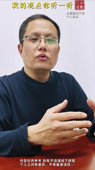 2024年冬至是12月21日17点20分20秒 冬至节气的特点
天文学上把冬至作为冬季寒冷气候的开始,这对于我国多数地区来说,显然偏迟。冬至日是北半球各地一年中白昼最短的一天。过了冬至以后,太阳直射点逐渐向北移动,北半球白天开始逐渐变长,正午太阳高度也逐渐升高。所以,有俗话说,“吃了冬至面,一天长一线。”冬至之后,虽然太阳高度角渐渐高起来了,但这是一个缓慢的恢复过程,每天散失的热量仍旧大于接收的热量,呈现“入不敷出”的状况。 到了“三九天”,积热最少,温度最低,天气也就越来越冷了。此时如果有冷空气的影响,天气就更为寒冷。待到过了这个“冷锋”之后,天气就会渐渐变暖。
冬至这一天北半球得到的太阳辐射最少,比南半球少了约50%。但是,这一天并不是最冷的时候,这是因为地球表面有大气和水分,能够储存热量,并不是“即存即失”,而有“积热”。我国地域辽阔,各地气候景观差异较大。我国北方大部地区平均气温普遍在0℃以下,而南方大部地区也只有6℃至8℃左右。东北大地千里冰封,琼装玉琢;黄淮地区常常是银装素裹;江南地区冬作物仍继续生长;而华南沿海的平均气温则在10℃以上。