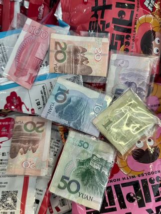 家人们!拆干脆面拆出“财富彩蛋”啦! 本来就想炫个干脆面,结果第一包摸到红彤彤的100元,以为是恶作剧道具,结果第二包又开出100元,第三包10元、第四包5元!吃了这么多年干脆面,第一次碰上这事儿,这哪是干脆面,明明是“幸运面”!感觉自己开启了神秘隐藏玩法,谁知道下一包还能开出啥,这惊喜感直接拉满,友友们赶紧去拆,说不定下一个幸运儿就是你~#好趣味干脆面 #中奖 #惊喜 #万万想不到 #万万没想到