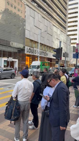 香港有个颠覆三观的地方,户外大牌便宜到不是一件一件的买,而是一袋一袋的买 #万万没想到 #太便宜了 #私藏地方 #户外衣服