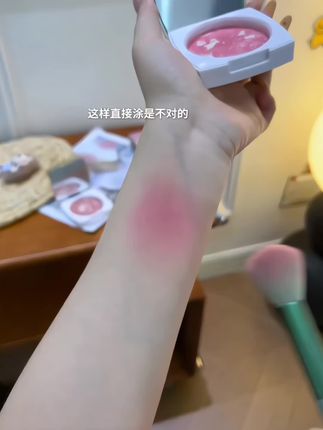 天呐!五花肉烘焙腮红也太太太好看了吧!像是那种自带的妈生好气色!!美晕了#腮红#烘焙腮红#平价彩妆