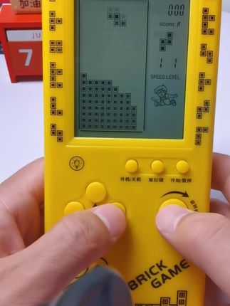 还记得小时候排队玩这个俄罗斯方块游戏机吗?可以代替手机玩游戏,不仅可以锻炼手眼协调能力,还能提高逻辑思维能力#亲子游戏