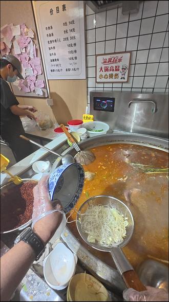 有人问我会不会担心你做好了会出现很多同行模仿我。 这个问题其实没啥好担忧的,本身快餐就是复制性很强的行业,谁都可以入局。
我从来没有想过这个问题,因为我自始至终我有绝对的信心,味道也好,理念也罢。
大家都在做餐饮,那么多烧烤店不是每个烧烤店都会是超感,那么多羊汤店也不是每个羊汤店会成为板桥和铺集。那么本身牛肉汤店也很多,同样不是每个牛肉汤店都会成为高一等,虽然这个话现在说出来有点不自量力。但是我有信心,用心经营对得起自己的良心,我撑下来了 我也可以成为胶州第一的牛肉汤。另外就是新店的规划
新店我是这么想的第一面积要绝对够用,我要建一个冷库,要有大的存储空间,厨房面积要够大,要请最专业的凉菜师傅,要请最优秀的炒菜师傅。炒菜十块八块一份,。还要给大家上千层饼。用餐空间要舒服,解决人挤人的问题。。这家新店不仅是我打造模式的一个开始,还会是我未来开分店的仓储中心和中央厨房。新店稳定之后三个月内 我会在老城区开第二家,这就是我的未来规划和畅想,当然现在还是要尽快解决新店选址,其实每天下午一点大家看我都开车跑出去了,基本都是出去选址了。