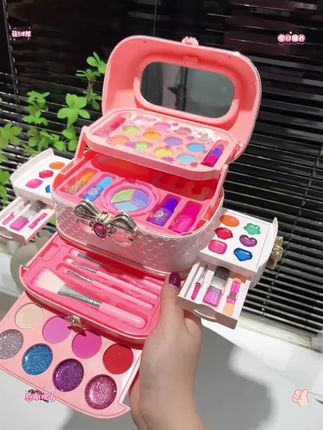 不要再让孩子玩手机了,快给孩子安排一套这样的儿童彩妆盒吧!它不仅好玩有趣,还能满足孩子的爱美之心,让孩子瞬间变成小公主。而且它是圆梦公主的礼盒,可以让孩子自由搭配眼影和化妆品,非常适合爱美的小朋友。同时它是无害水溶性配方,温和不刺激,不用担心会伤害到孩子。#玩具 #女孩玩具 #早教益智玩具 #儿童益智玩具 #小朋友玩具