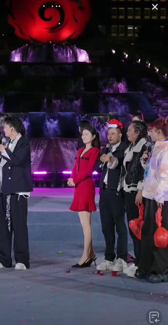 #快来围观 虽然都说高老板#高杰718 的眼睛看🐶都深情,但是还是只有小豆在他身边的时候,能感觉高老板整个人从内到外散发的那种踏实,那种放松,那种游刃有余不做作不刻意,非常自然!虽然小豆#豆豆吃不饱 一个人的时候也是闪闪发光熠熠生辉的,但是终归什么都要靠她自己,高老板在她身边的时候,起码有人给她分担一点,不用她一个人从头唱到晚,两个人简单的唱唱歌,互互怼,节目就已经足够精彩!#黄金搭档 所以说,不管于公于私,高老板和小豆,都是彼此最强大的后盾,真心希望你们都好,越来越好!#最新直播回放