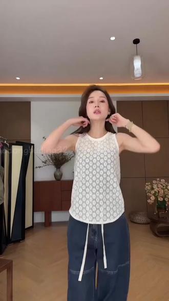小雏菊蕾丝背心, 度假穿,当内搭露个小边边都好好看!#蕾丝 #背心 #度假穿搭 #ootd穿搭 #谁穿谁好看系列