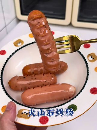 没有什么是一根烤肠解决不了的,怎么会这么好吃呢#烤肠 #大小孩都爱吃 #火山石烤肠