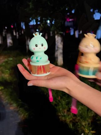 中秋提灯超萌彩虹蛇 点亮夜晚最亮的星! 马上要过年了!快给孩子准备一个这样的小物件吧~可爱又喜庆!#当吕一遇上玩偶锤#没有男生能拒绝这把光剑#让人疯狂心动的宝宝周岁礼物#Dimoo星期八盲盒好治愈#缠花蝴蝶已经进化成这样了