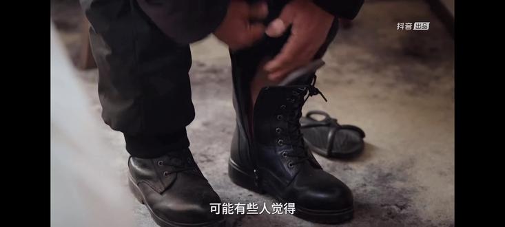 #冬泳怪鸽 活着是汉语里最有力量的词汇之一,它的力量不是来自喊叫,也不是来自于进攻,而是忍受……