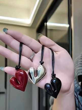 我今天要给大家推荐一款超级好看的爱心小狗项链哦!它是一个长款的项链,非常适合夏天去戴,而且它有一个特别的设计,就是它还带一个小小的化妆镜,这个设计真的太贴心了,出门在外补妆的时候就非常的方便。爱心和小狗的元素结合在一起真的是太可爱了,超级好看!#我的ootd穿搭 #穿搭穿搭 #时尚饰品 #饰品推荐 #ootd穿搭推荐