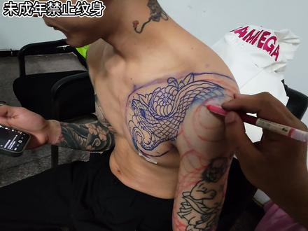 纹身之接半甲花臂蛇盘菊花手绘勾线过程……#纹身师日常 #第一视角vlog #浦江纹身#同城优先推荐 #纹身过程分享