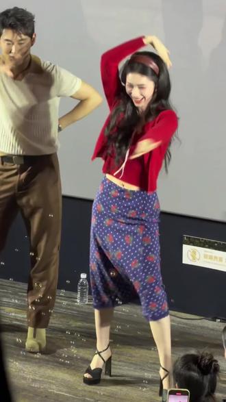 林允大大方方真的好明媚!
《冬去春来》追剧团现场,林允和白宇,一个热情复古迪斯科,一个老年划水迪斯科…
#冬去春来 #冬去春来追剧团 #林允 #白宇 #章若楠