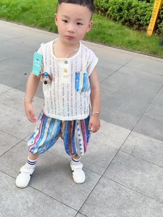 无袖黑色背心简约利落,搭配条纹裤子,自带韩系慵懒范儿。清爽面料透气不闷热,跑跳玩耍也舒服。简单设计却藏着小心机,穿出门就是潮酷小宝贝,夏天这么穿,好看又省心~#我的小男孩 #实拍