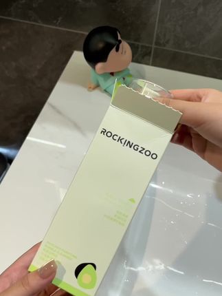 我天呐!太喜欢闻这个牛油果的味道了,摇滚动物园家的洗面奶真的好便宜,泡沫丰富绵密,洗完不紧绷不假滑,真的闭眼冲! #洗面奶 #洗面奶推荐 #氨基酸洗面奶 #洁面#洁面泡沫推荐