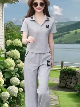 这款休闲套装以“舒适自在”为核心设计理念,兼顾日常穿搭的实用性与时尚感。上衣采用宽松版型的纯棉卫衣,亲肤透气,袖口和下摆的微收设计既保留随性气质,又避免拖沓感,胸前点缀简约字母刺绣,低调中透着细节巧思。 下装搭配高腰束脚运动裤,甄选弹力棉混纺面料,拉伸自如不紧绷,裤脚可调节抽绳设计适配不同腿型,侧边隐形口袋方便收纳手机等小物件。整体采用莫兰迪色系,包含雾蓝、米白、浅灰三款百搭色,轻松驾驭居家、散步、购物等多种场景。 套装注重层次感营造,单穿利落清爽,外搭牛仔外套或风衣也毫无违和感,无论是通勤还是周末休闲,都能让你在舒适中展现不经意的时髦态度。#夏季穿搭 #时尚减龄穿搭 #时尚气质穿搭 #休闲时尚运动套装 #休闲减龄穿搭 @DOU+小助手 @巨量千川