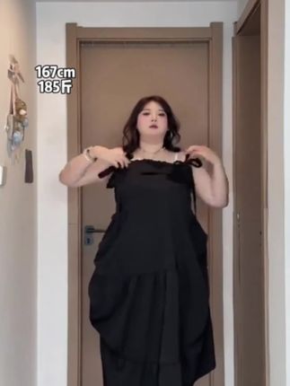 #当我穿上大码女装 #户外微胖大码女装 #吊带连衣裙 #连衣裙两件套 #小黑裙套装