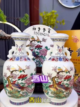 这款酒真的太漂亮了,不仅会发光,还是景德镇定制的高温陶瓷瓶,典雅大气,摆柜收藏就是高端艺术品,1500毫升大容量,53度固态法国标优级标准,滴滴纯粮,好喝不上头,收藏送礼都相当合适#白酒 #高档大气上档次 #纯粮食酒 #酒文化 #送礼佳品