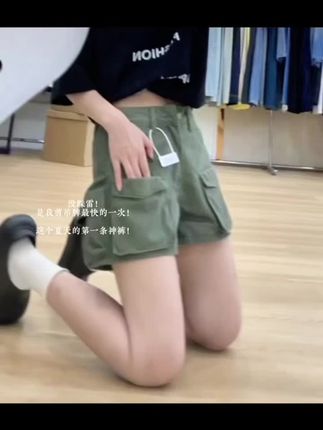 #百搭裤子 #短裤穿搭 复古军绿色多口袋工装短裤女夏季设计感宽松百搭美式牛仔阔腿热裤#我要上热门🔥 @DOU+上热门 #夏天该有的样子 #工装裤穿搭