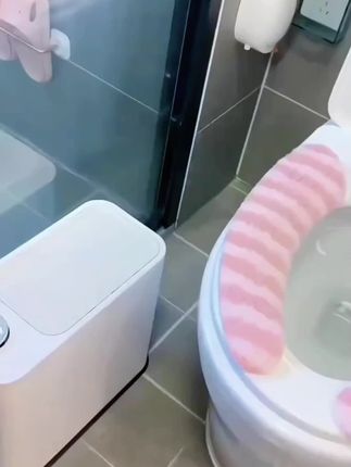 卫生间小的可以试试这款#窄缝垃圾桶  按压开盖的设计,扔垃圾方便还不外漏,还可以避免尴尬垃圾减少异味#垃圾桶#卫生间好物 #夹缝垃圾桶 #美观实用 @DOU+小助手 @巨量千川