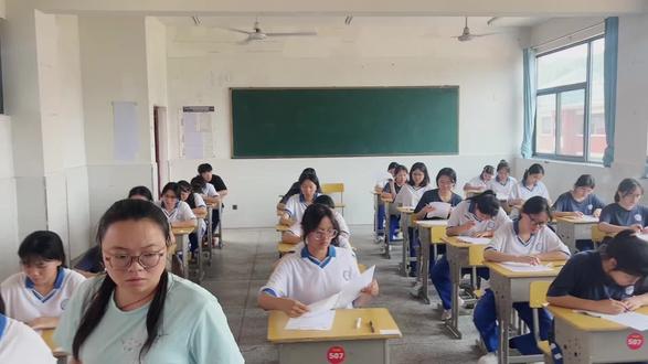 凤凰试听 公元2026年6月5日,三都高平凤凰实验学校。高三学子正在进行最后一次英语听力模拟试听。
熟悉的英语语音猝然中断,学生们疑惑地抬起头,目光齐刷刷投向教室里的音箱。随即,广播再次响起——换成了亲切的汉语。那是学校领导和高三科任老师们的声音,一句句祝福如泉流涌出,融进每个学子的耳中。
教室里,有人怔怔地听着,眼底泛起暖意;有人悄悄抹去泪水,却又忍不住笑了起来。那眼泪,是青春里最滚烫的感动,也是高考前最温柔的释然。
凤凰试听
六月试听楼外窗,忽断洋文泪两行。
师长传音穿玉柱,书声化雨洒兰堂。
三年磨剑寒窗苦,一纸飞鸿远路长。
莫道青春终易老,凤凰浴火即翱翔。
行香子·记凤凰试听
碧树云墙,六月风凉。又三年、试听回廊。忽停洋语,乍起乡腔。是恩师语,同窗笑,满堂香。
流光易逝,往事难忘。向书山、几度斜阳。今朝泪落,明日帆扬。正花如海,天如水,凤如凰。#高中生活难忘时刻